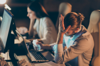 雙變換在線式UPS電源在市電供電正常時和出現(xiàn)故障時的表現(xiàn)